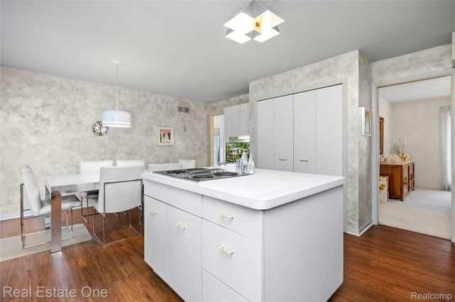 2250 Bloomfield Woods Court, West Bloomfield Charter Township, MI 48323