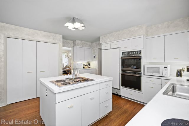2250 Bloomfield Woods Court, West Bloomfield Charter Township, MI 48323