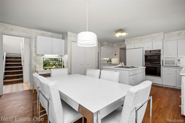 2250 Bloomfield Woods Court, West Bloomfield Charter Township, MI 48323