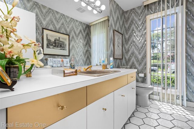 2250 Bloomfield Woods Court, West Bloomfield Charter Township, MI 48323