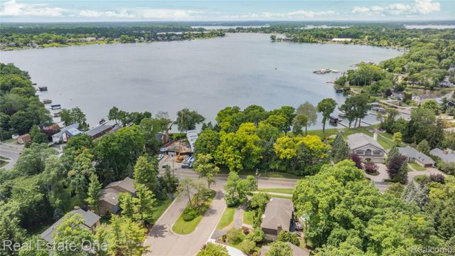 2250 Bloomfield Woods Court, West Bloomfield Charter Township, MI 48323