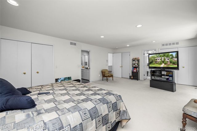 2250 Bloomfield Woods Court, West Bloomfield Charter Township, MI 48323