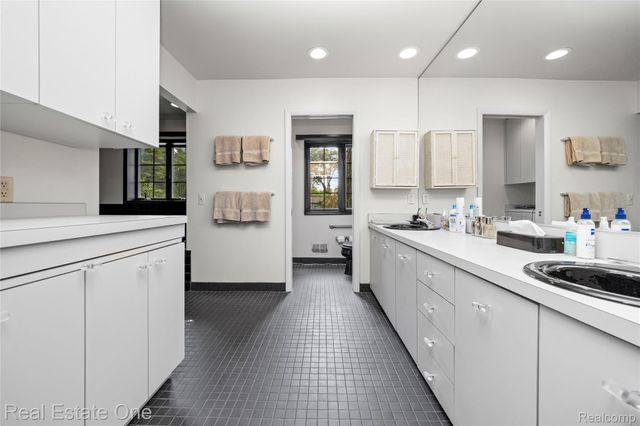 2250 Bloomfield Woods Court, West Bloomfield Charter Township, MI 48323
