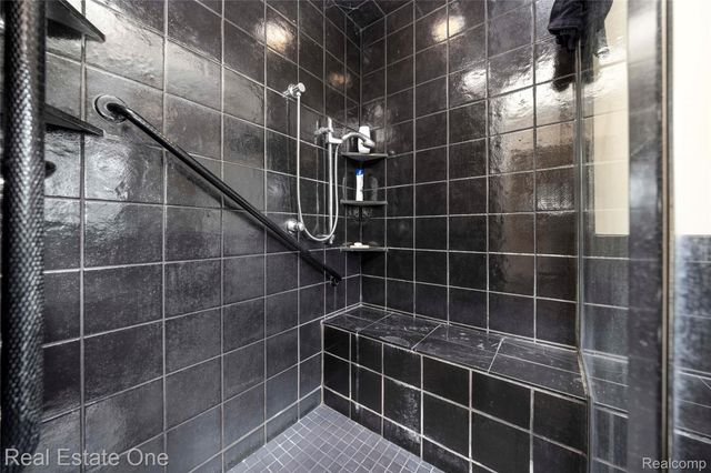 2250 Bloomfield Woods Court, West Bloomfield Charter Township, MI 48323