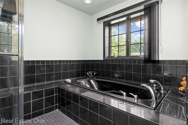 2250 Bloomfield Woods Court, West Bloomfield Charter Township, MI 48323