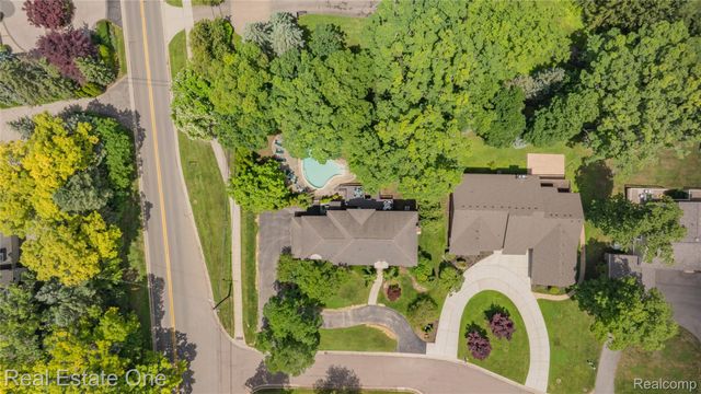 2250 Bloomfield Woods Court, West Bloomfield Charter Township, MI 48323