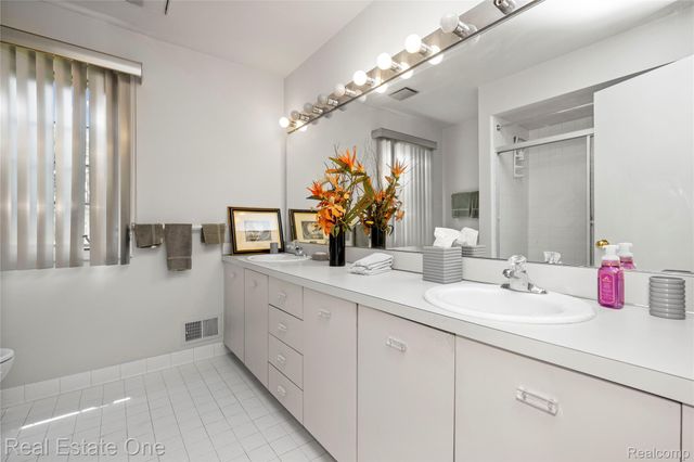 2250 Bloomfield Woods Court, West Bloomfield Charter Township, MI 48323