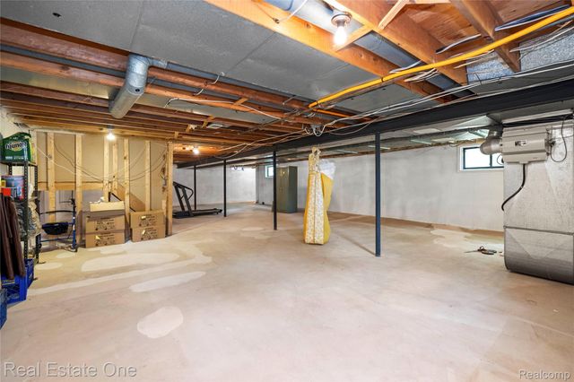 2250 Bloomfield Woods Court, West Bloomfield Charter Township, MI 48323