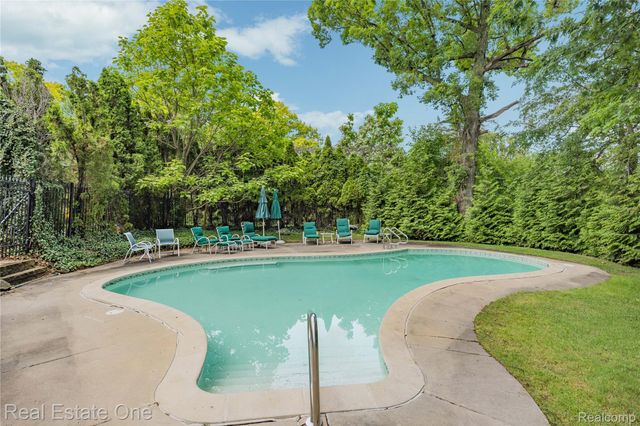 2250 Bloomfield Woods Court, West Bloomfield Charter Township, MI 48323