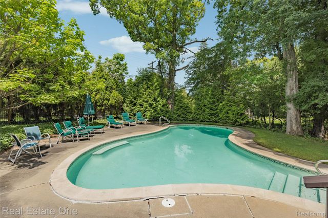 2250 Bloomfield Woods Court, West Bloomfield Charter Township, MI 48323