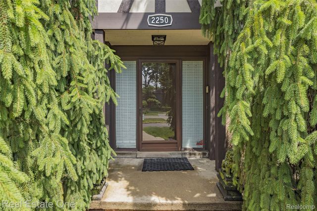 2250 Bloomfield Woods Court, West Bloomfield Charter Township, MI 48323