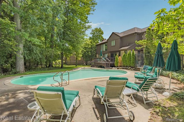 2250 Bloomfield Woods Court, West Bloomfield Charter Township, MI 48323