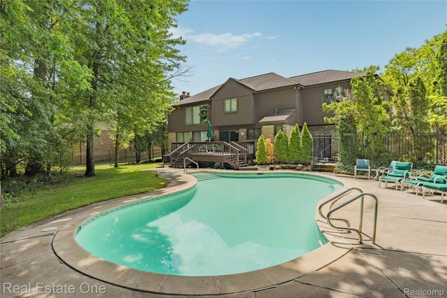 2250 Bloomfield Woods Court, West Bloomfield Charter Township, MI 48323
