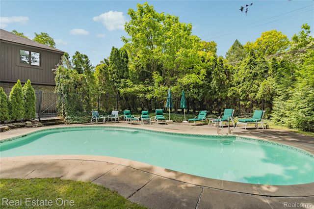 2250 Bloomfield Woods Court, West Bloomfield Charter Township, MI 48323