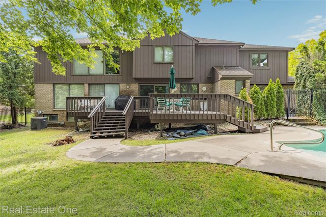 2250 Bloomfield Woods Court, West Bloomfield Charter Township, MI 48323