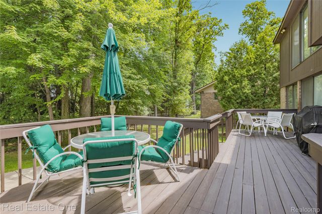 2250 Bloomfield Woods Court, West Bloomfield Charter Township, MI 48323