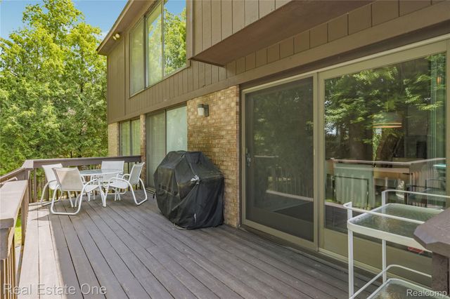 2250 Bloomfield Woods Court, West Bloomfield Charter Township, MI 48323