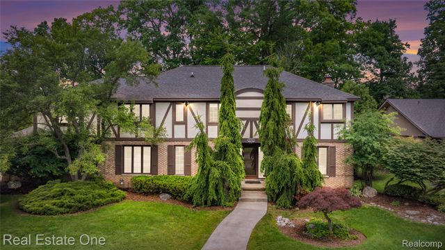 2250 Bloomfield Woods Court, West Bloomfield Charter Township, MI 48323