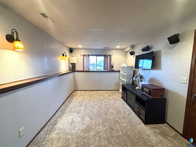 606 W Lois Ln Lane, Harrisburg, SD 57032