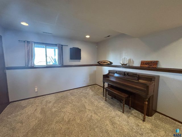 606 W Lois Ln Lane, Harrisburg, SD 57032