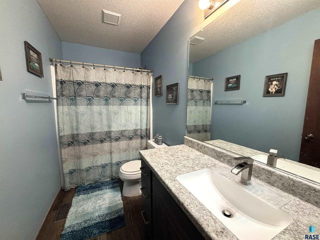 606 W Lois Ln Lane, Harrisburg, SD 57032