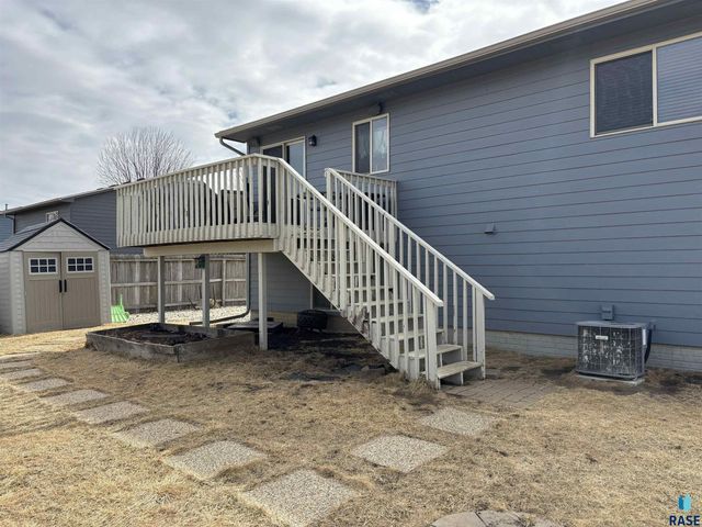 606 W Lois Ln Lane, Harrisburg, SD 57032