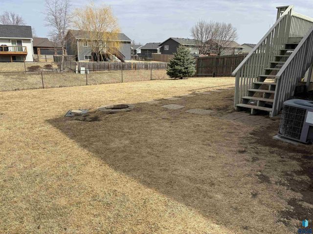 606 W Lois Ln Lane, Harrisburg, SD 57032