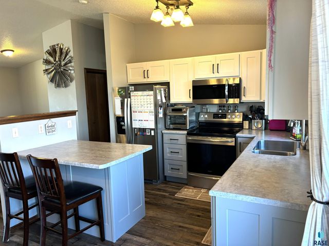 606 W Lois Ln Lane, Harrisburg, SD 57032