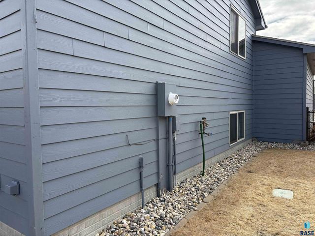 606 W Lois Ln Lane, Harrisburg, SD 57032