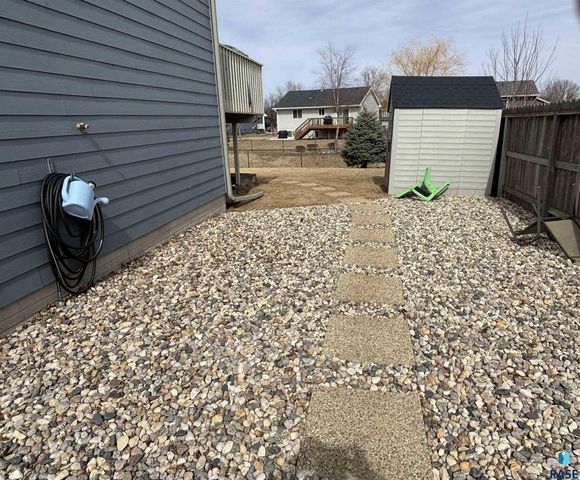 606 W Lois Ln Lane, Harrisburg, SD 57032