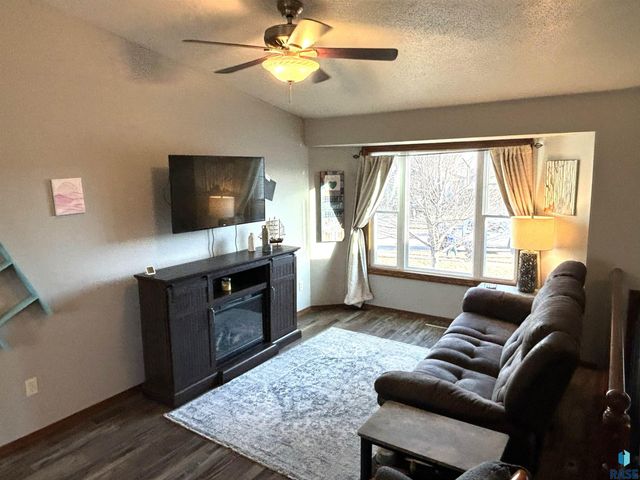 606 W Lois Ln Lane, Harrisburg, SD 57032