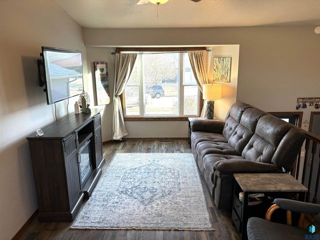 606 W Lois Ln Lane, Harrisburg, SD 57032