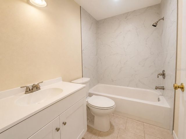 2702 HIDDEN LAKE DRIVE S A, Sarasota, FL 34237