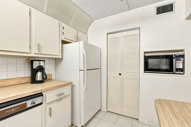 204 Pine Hov Circle B-1, Greenacres, FL 33463