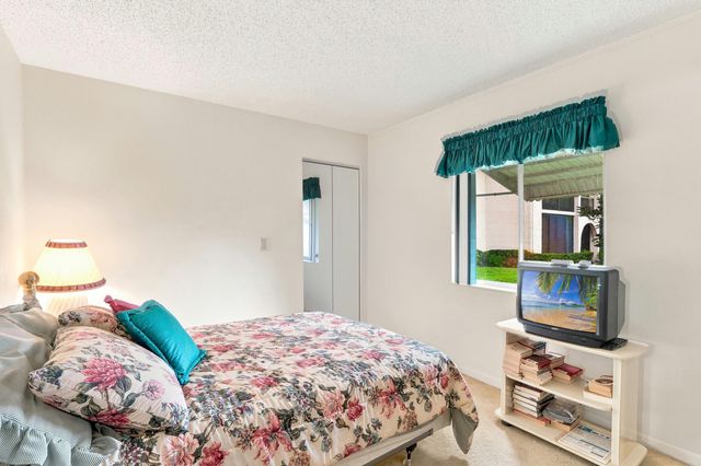 204 Pine Hov Circle B-1, Greenacres, FL 33463