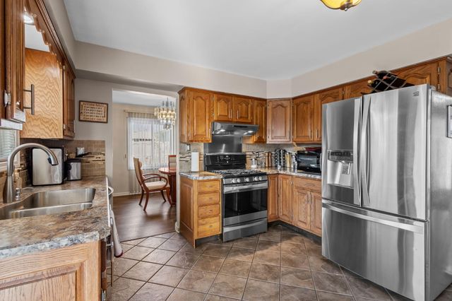 1501 W 73rd Place, Merrillville, IN 46410