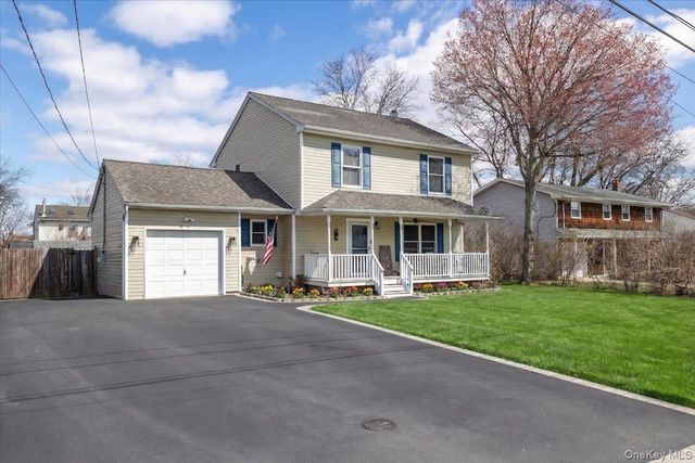 15 Loughlin Drive, Shirley, NY 11967