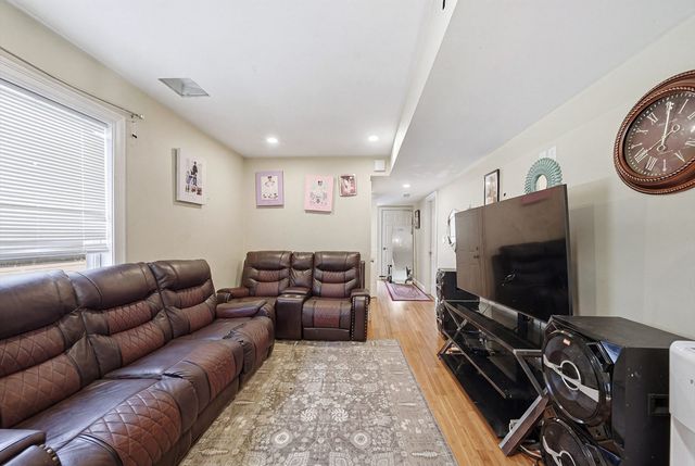 16 Crescent St, Lynn, MA 01902