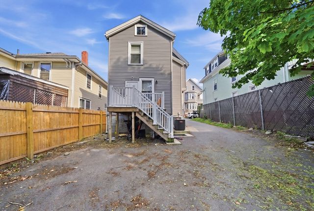 16 Crescent St, Lynn, MA 01902