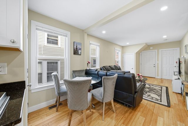 16 Crescent St, Lynn, MA 01902
