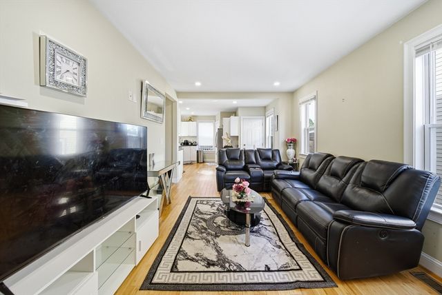 16 Crescent St, Lynn, MA 01902