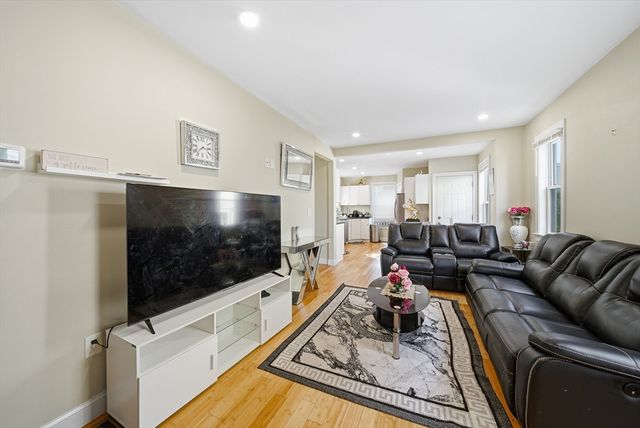 16 Crescent St, Lynn, MA 01902