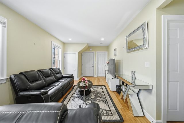 16 Crescent St, Lynn, MA 01902