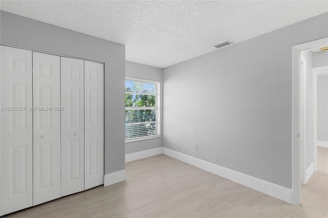 886 NE 214th Lane 4, Miami, FL 33179
