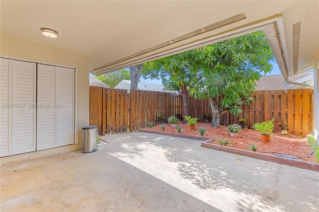 886 NE 214th Lane 4, Miami, FL 33179