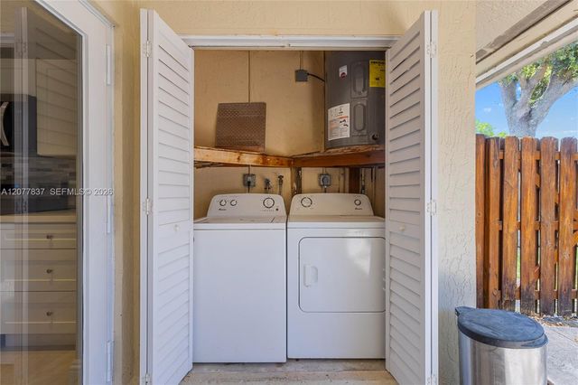 886 NE 214th Lane 4, Miami, FL 33179