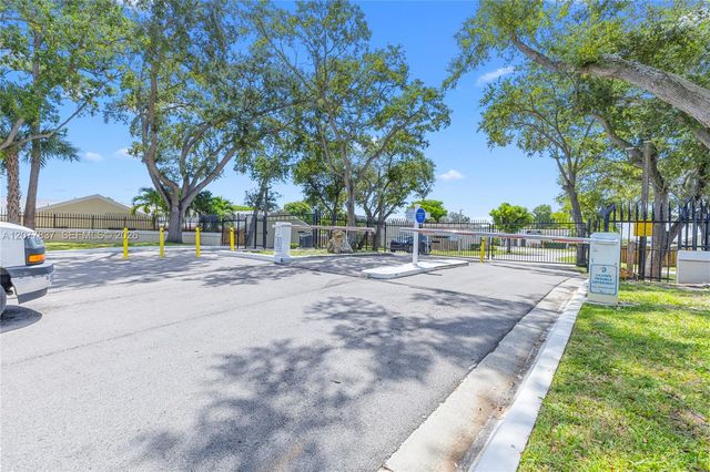 886 NE 214th Lane 4, Miami, FL 33179