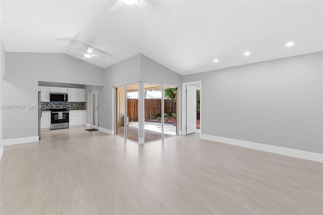 886 NE 214th Lane 4, Miami, FL 33179