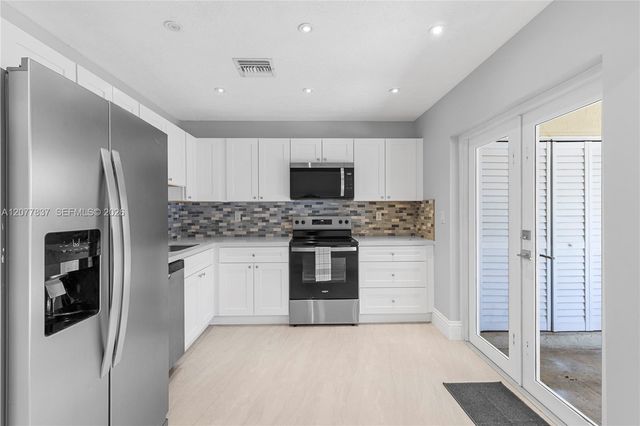 886 NE 214th Lane 4, Miami, FL 33179