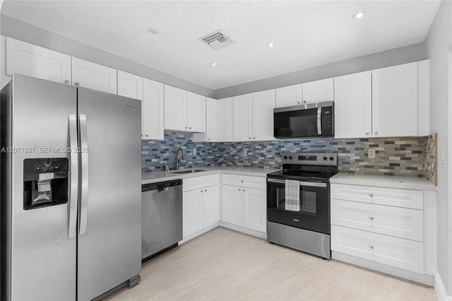 886 NE 214th Lane 4, Miami, FL 33179